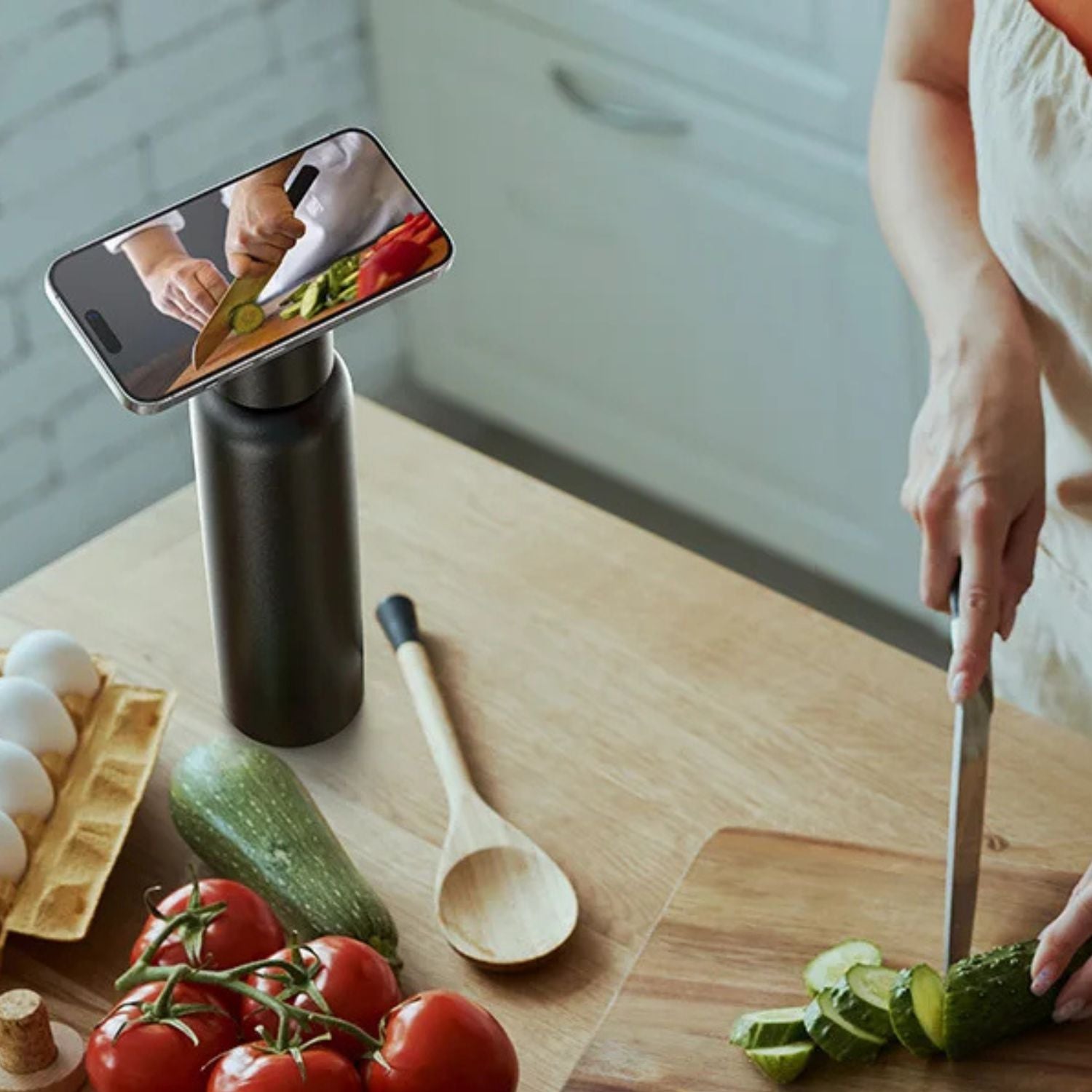 Magnetic Water Bottle for Apple iPhone with MagSafe Stand